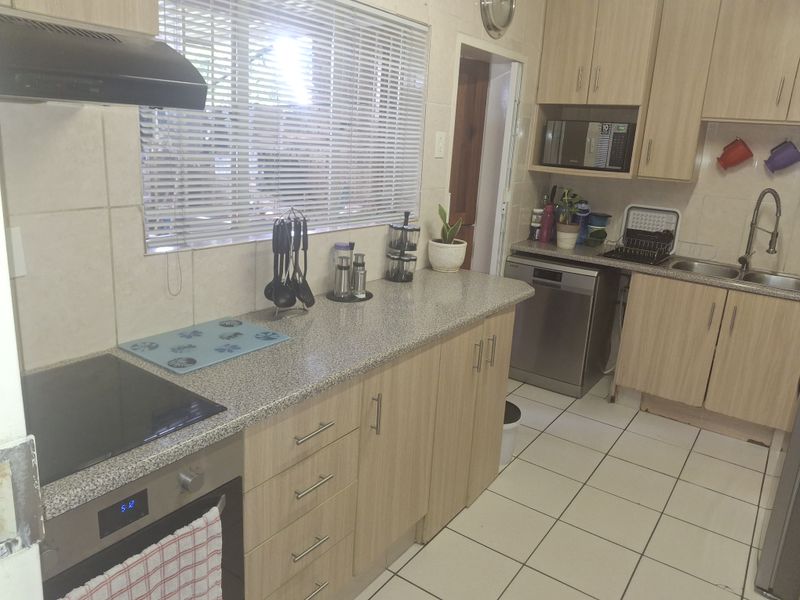 Modern 3-Bedroom, 2-Bathroom Apartment with Private Garden in Albemarle Ext 1 - Photo 4