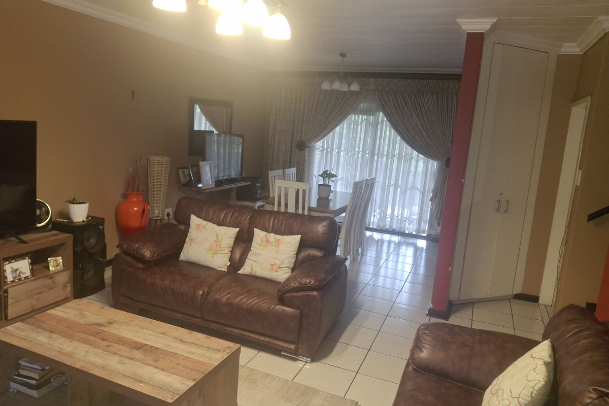 Modern 3-Bedroom, 2-Bathroom Apartment with Private Garden in Albemarle Ext 1 - Photo 3
