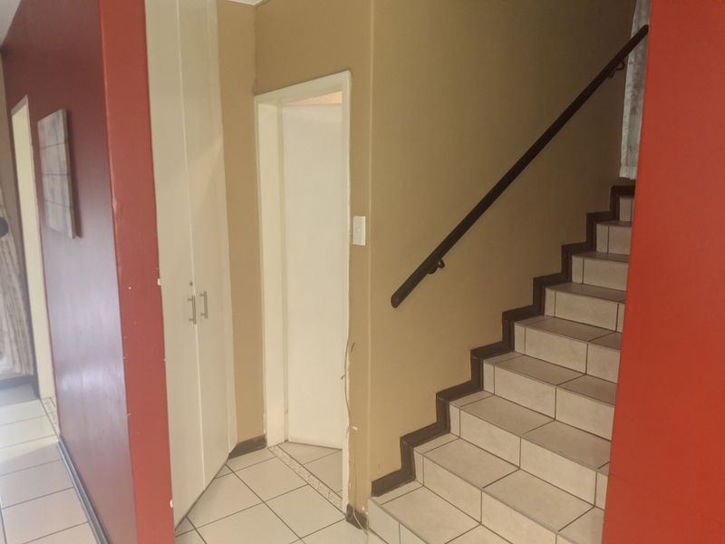 Modern 3-Bedroom, 2-Bathroom Apartment with Private Garden in Albemarle Ext 1 - Photo 9