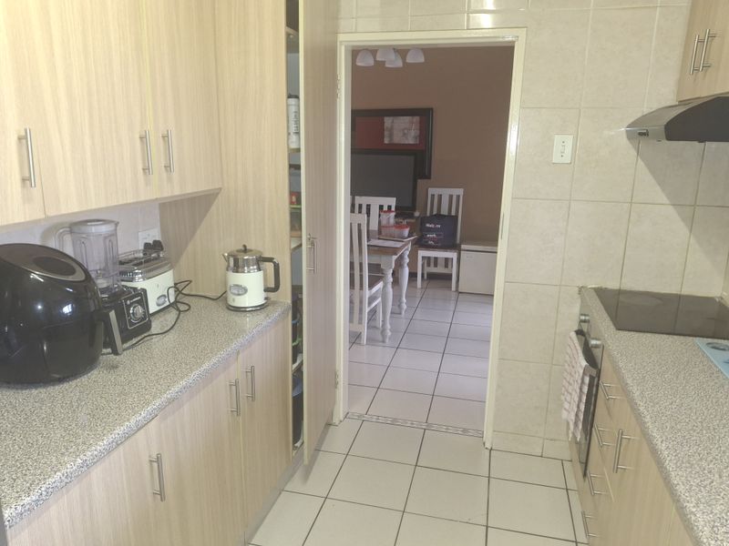 Modern 3-Bedroom, 2-Bathroom Apartment with Private Garden in Albemarle Ext 1 - Photo 6