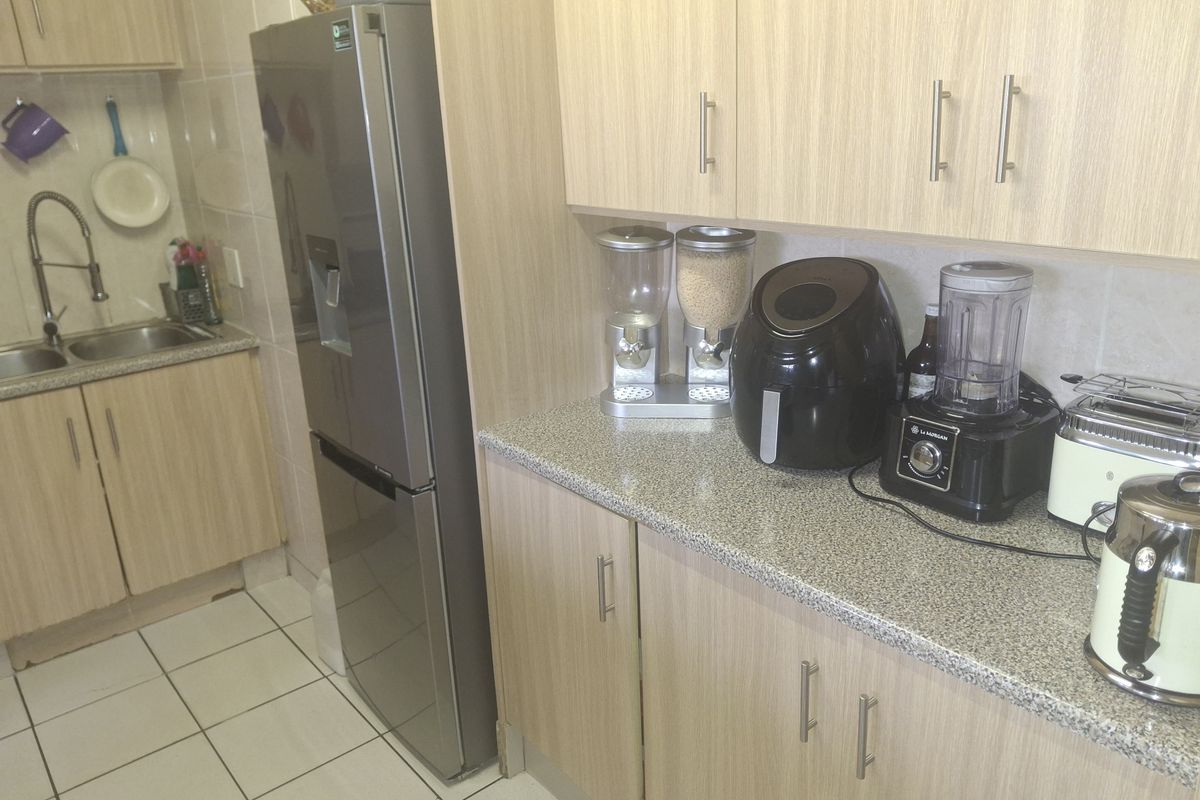 Modern 3-Bedroom, 2-Bathroom Apartment with Private Garden in Albemarle Ext 1 - Photo 5