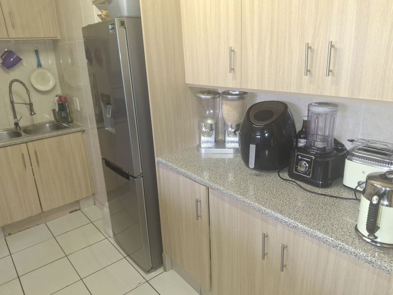 Modern 3-Bedroom, 2-Bathroom Apartment with Private Garden in Albemarle Ext 1 - Photo 5