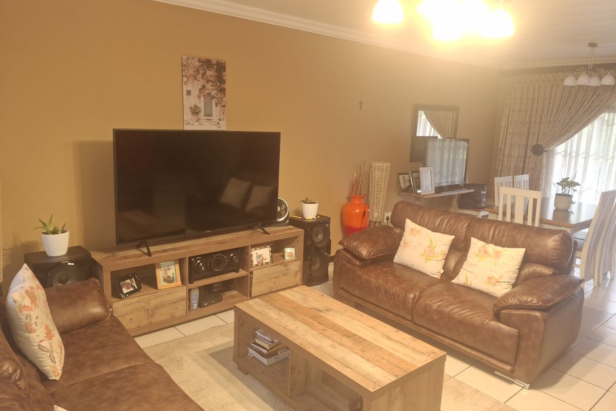 Modern 3-Bedroom, 2-Bathroom Apartment with Private Garden in Albemarle Ext 1 - Photo 2