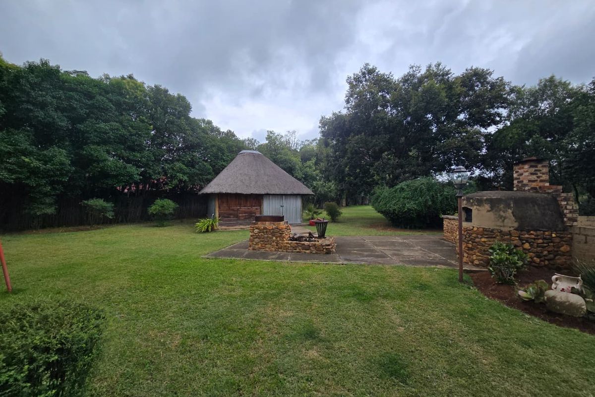Exceptional Lifestyle Smallholding with Luxury Entertaining and Strong Income Potential. - Photo 3