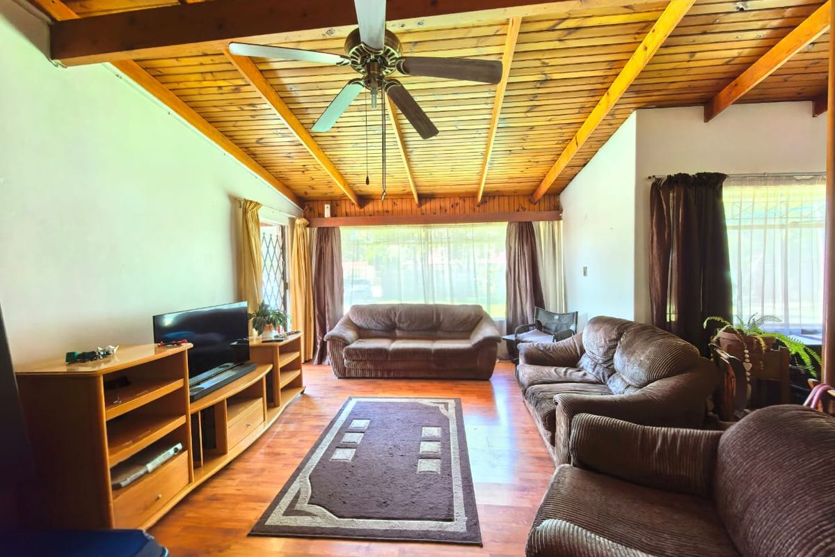 Family house for sale in Sasolburg, walking distance to all amenities - Photo 3