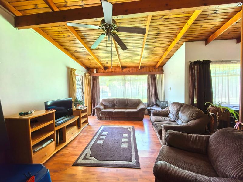 Family house for sale in Sasolburg, walking distance to all amenities - Photo 3