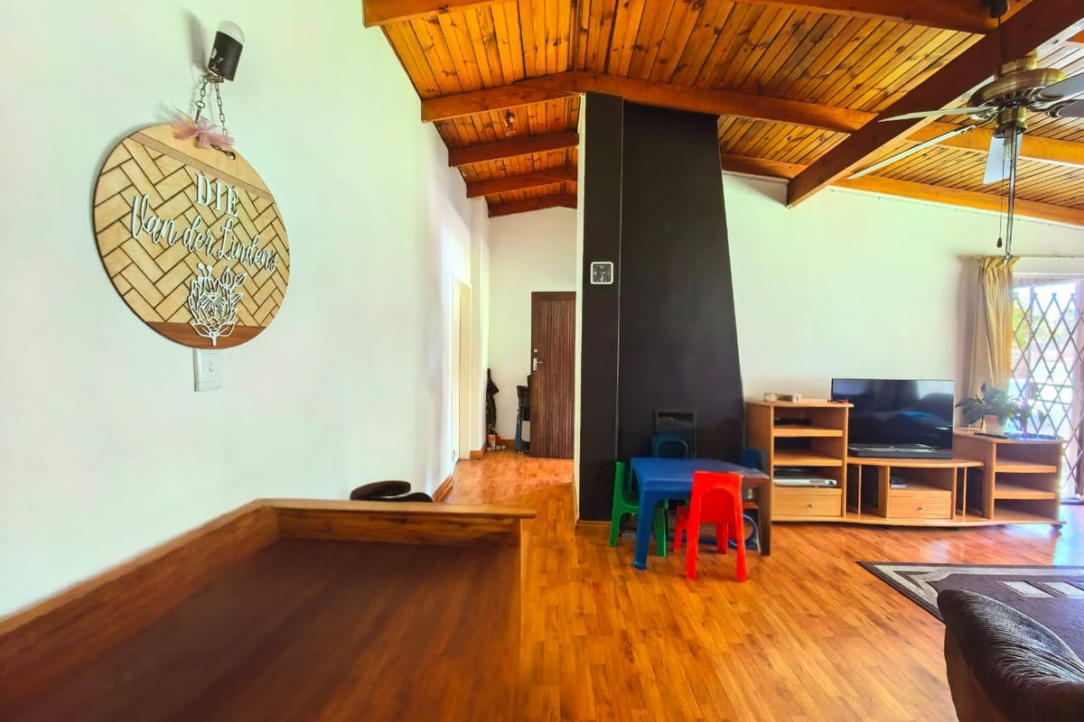 Family house for sale in Sasolburg, walking distance to all amenities - Photo 2