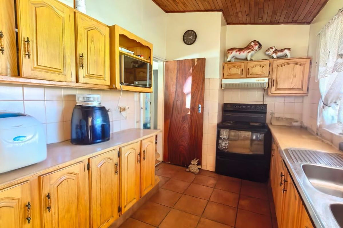 Family house for sale in Sasolburg, walking distance to all amenities - Photo 4