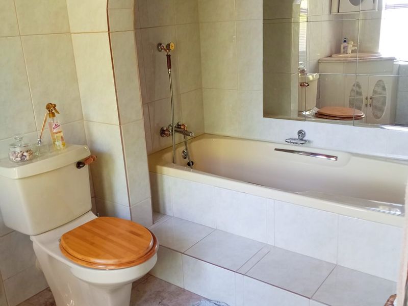 Elegant and Inviting 3 Bedroom Family Home in a Sought-After Area - Photo 9