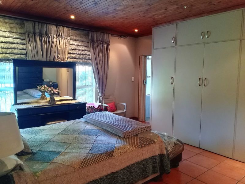 Elegant and Inviting 3 Bedroom Family Home in a Sought-After Area - Photo 8