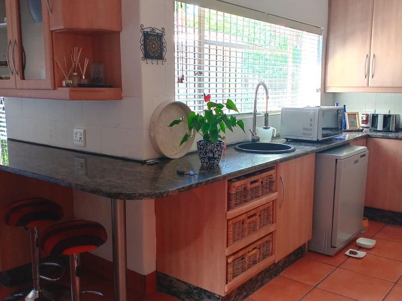 Elegant and Inviting 3 Bedroom Family Home in a Sought-After Area - Photo 6