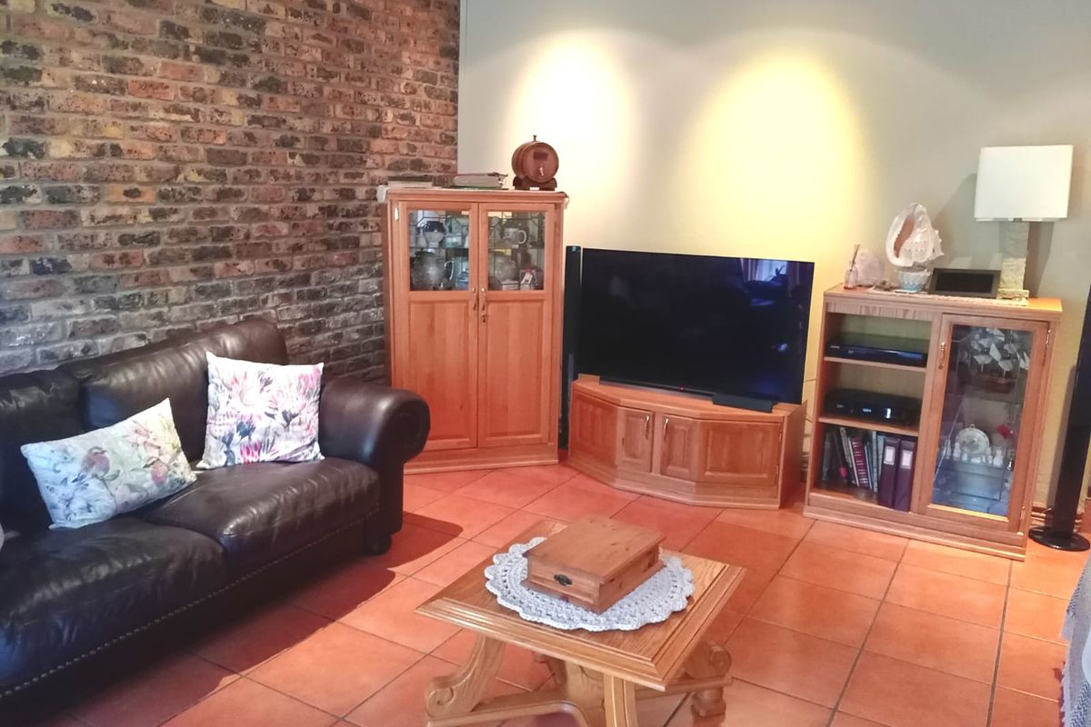 Elegant and Inviting 3 Bedroom Family Home in a Sought-After Area - Photo 3