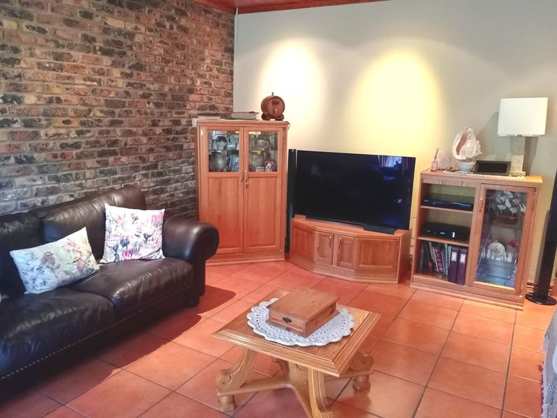 Elegant and Inviting 3 Bedroom Family Home in a Sought-After Area - Photo 3