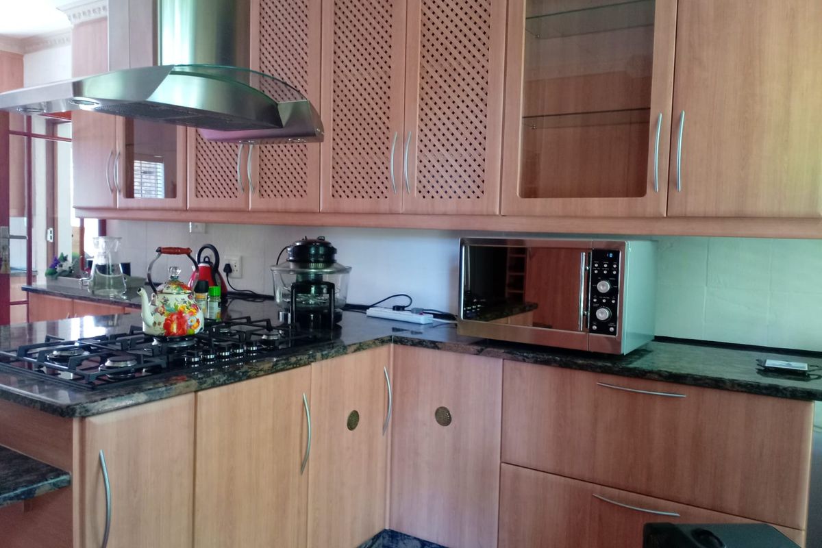 Elegant and Inviting 3 Bedroom Family Home in a Sought-After Area - Photo 4