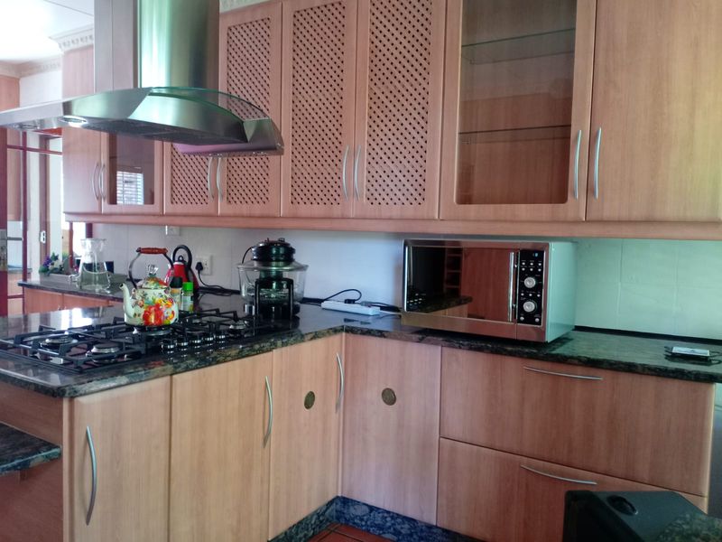 Elegant and Inviting 3 Bedroom Family Home in a Sought-After Area - Photo 4