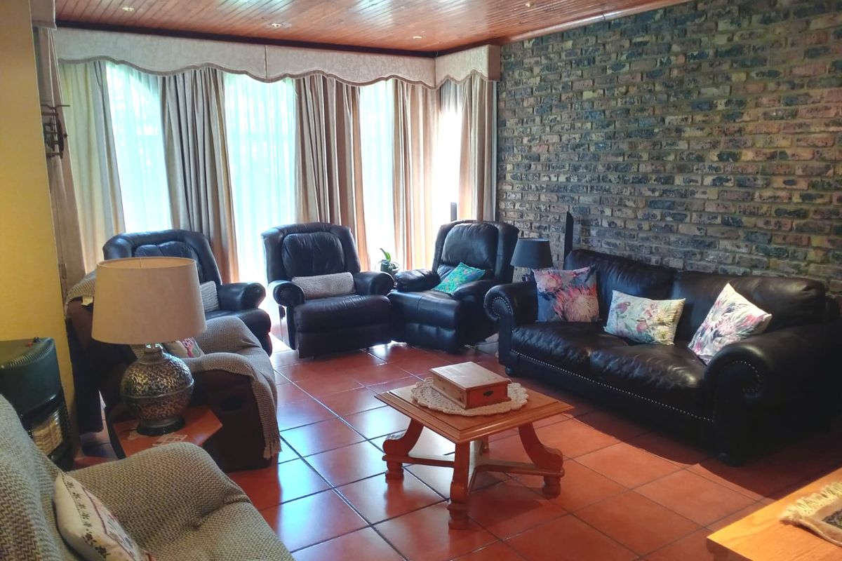 Elegant and Inviting 3 Bedroom Family Home in a Sought-After Area - Photo 2