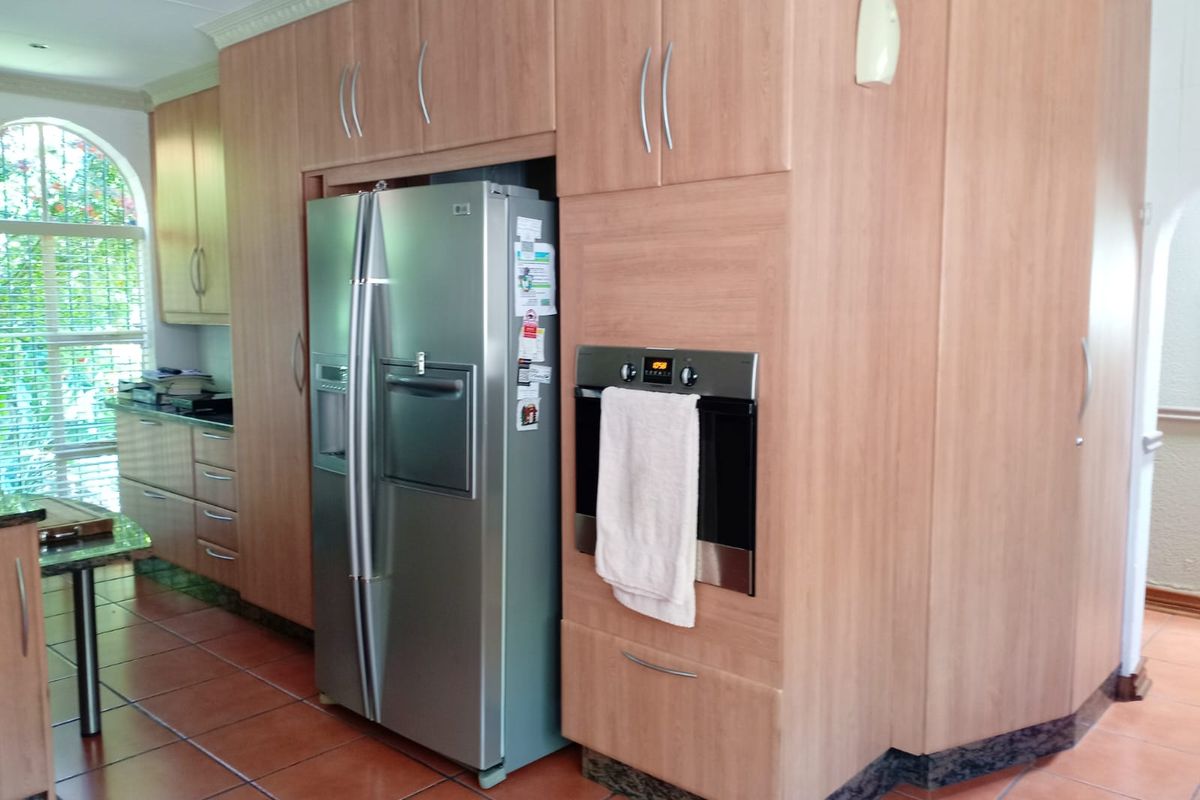 Elegant and Inviting 3 Bedroom Family Home in a Sought-After Area - Photo 5