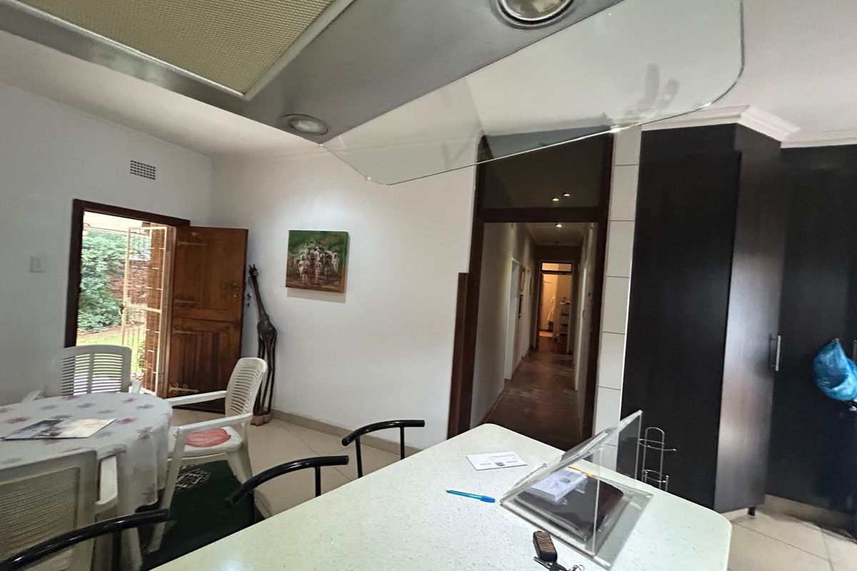 Spacious 4 Bedroom Family Home with Modern Bacelors Flat - Photo 5