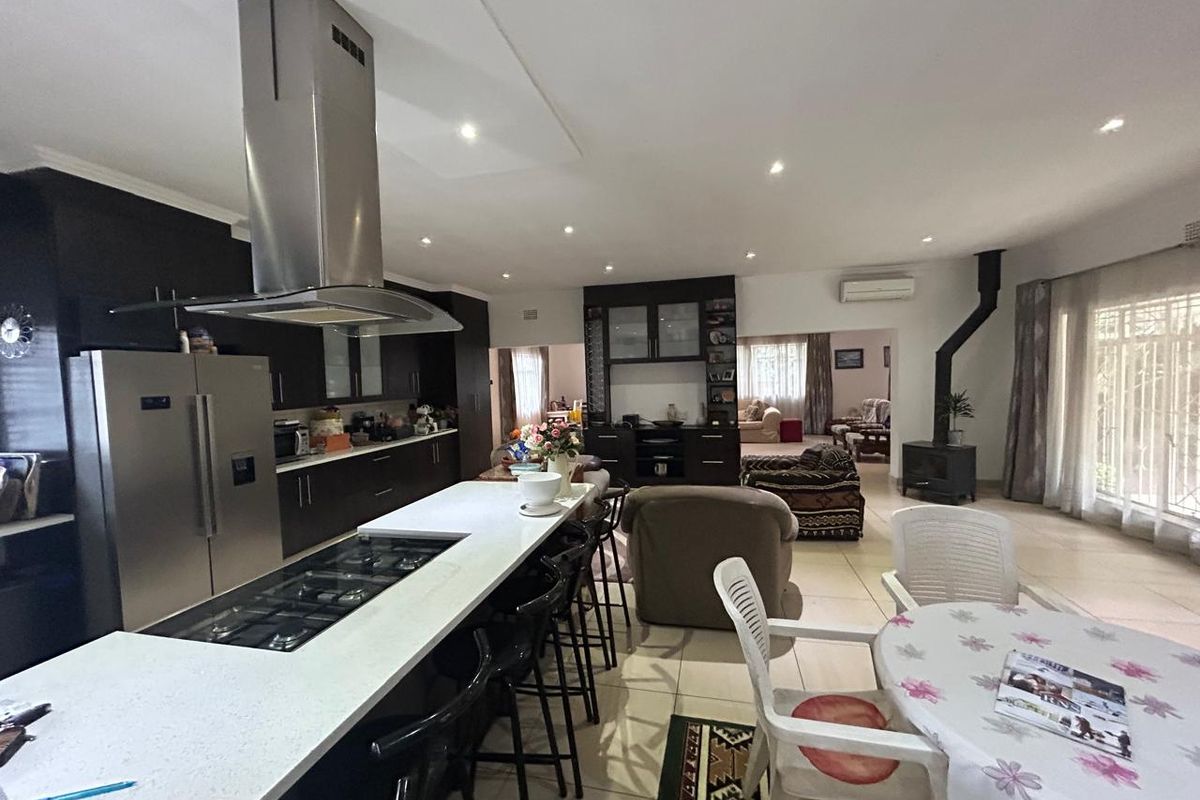 Spacious 4 Bedroom Family Home with Modern Bacelors Flat - Photo 4