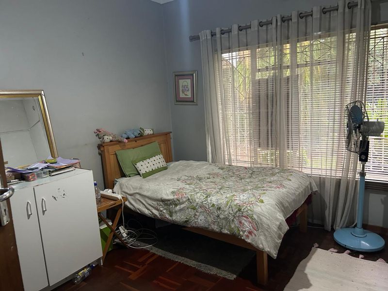 Spacious 4 Bedroom Family Home with Modern Bacelors Flat - Photo 10