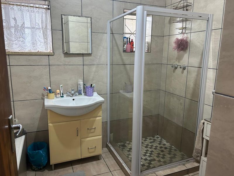 Spacious 4 Bedroom Family Home with Modern Bacelors Flat - Photo 9