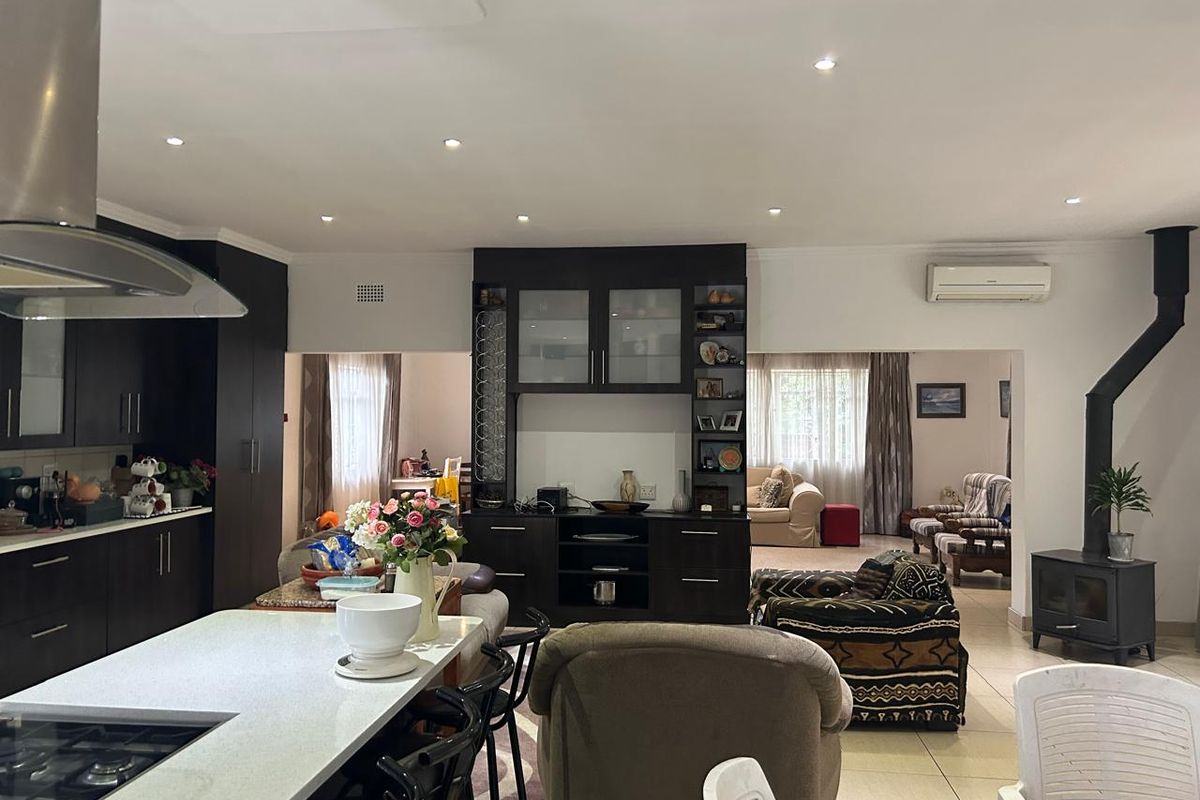 Spacious 4 Bedroom Family Home with Modern Bacelors Flat - Photo 2