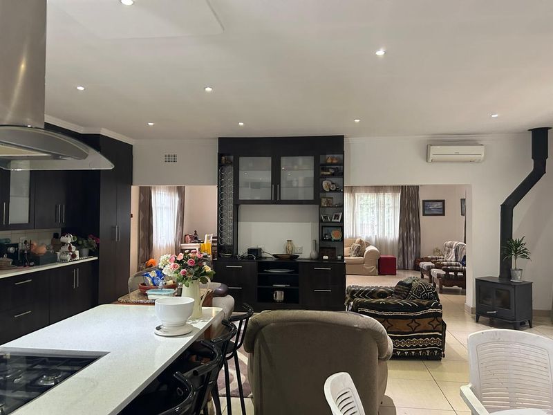 Spacious 4 Bedroom Family Home with Modern Bacelors Flat - Photo 2