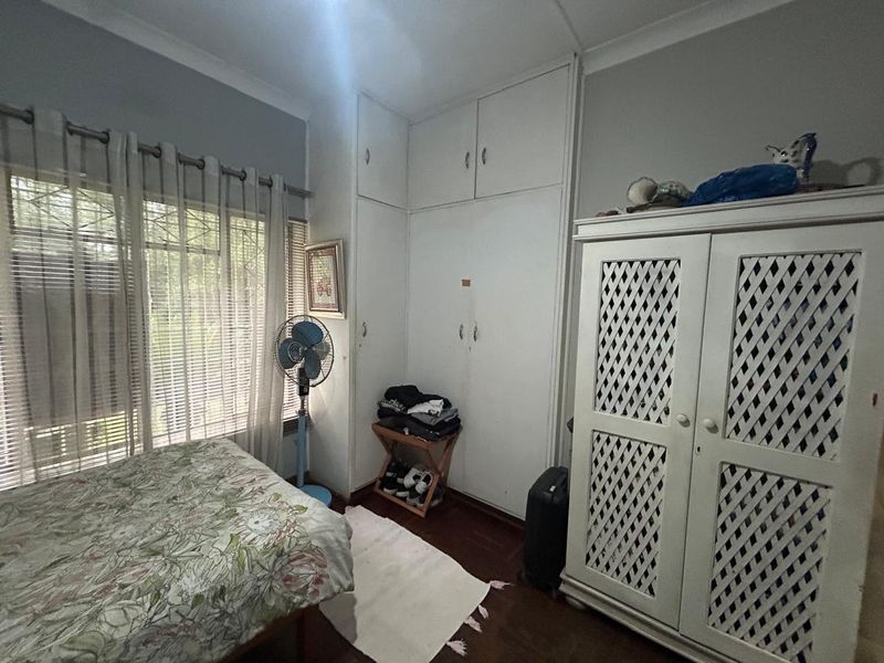 Spacious 4 Bedroom Family Home with Modern Bacelors Flat - Photo 8