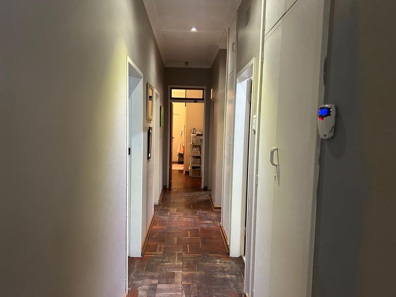 Spacious 4 Bedroom Family Home with Modern Bacelors Flat - Photo 6