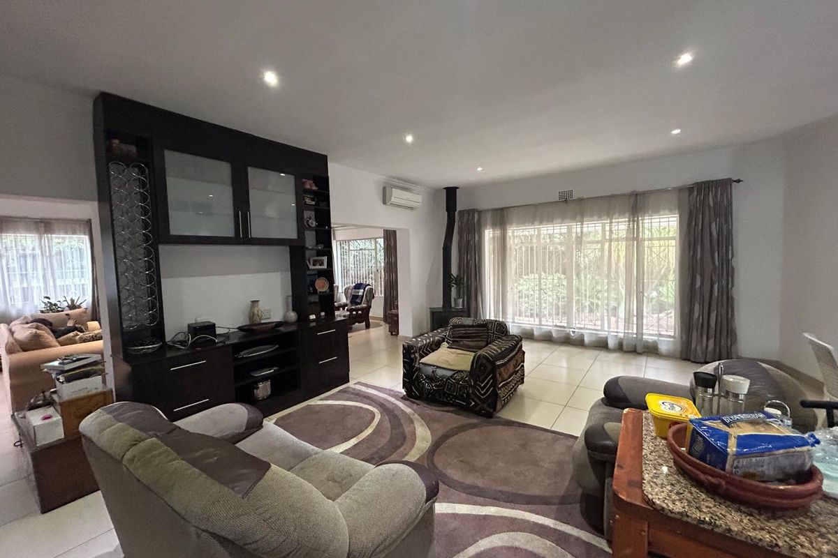 Spacious 4 Bedroom Family Home with Modern Bacelors Flat - Photo 3