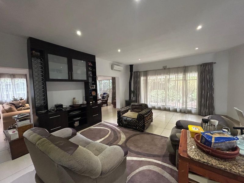 Spacious 4 Bedroom Family Home with Modern Bacelors Flat - Photo 3