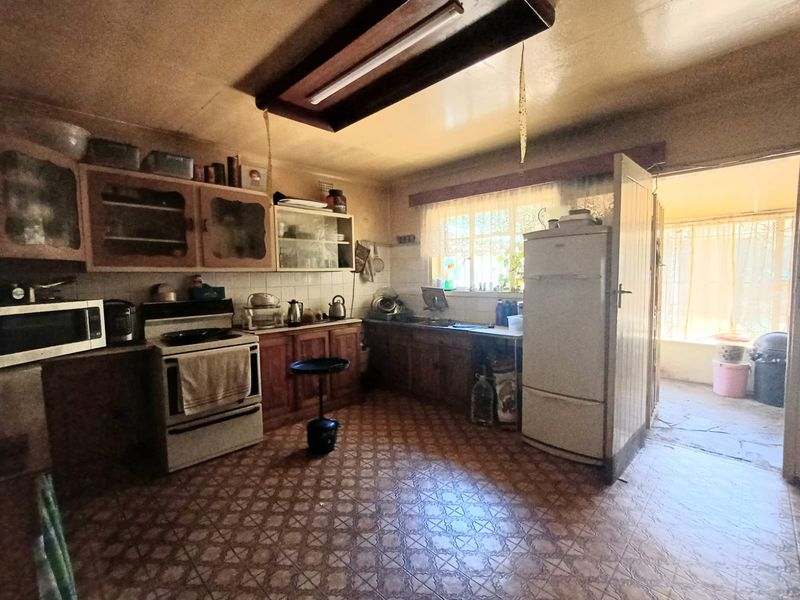 HOME UP FOR GRABS IN CW 1 - Photo 6