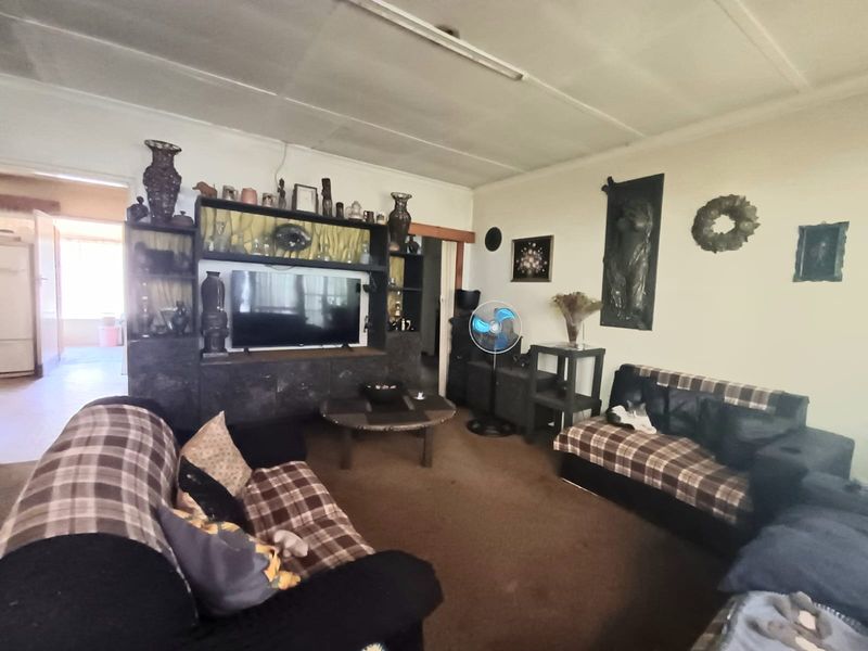 HOME UP FOR GRABS IN CW 1 - Photo 2