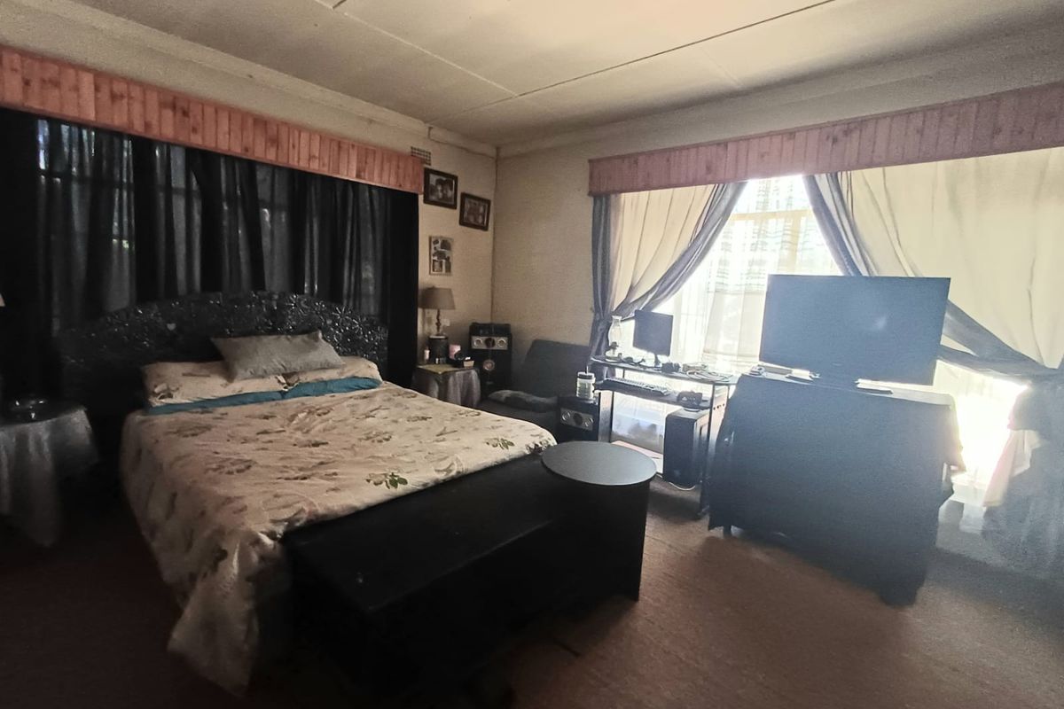 HOME UP FOR GRABS IN CW 1 - Photo 4