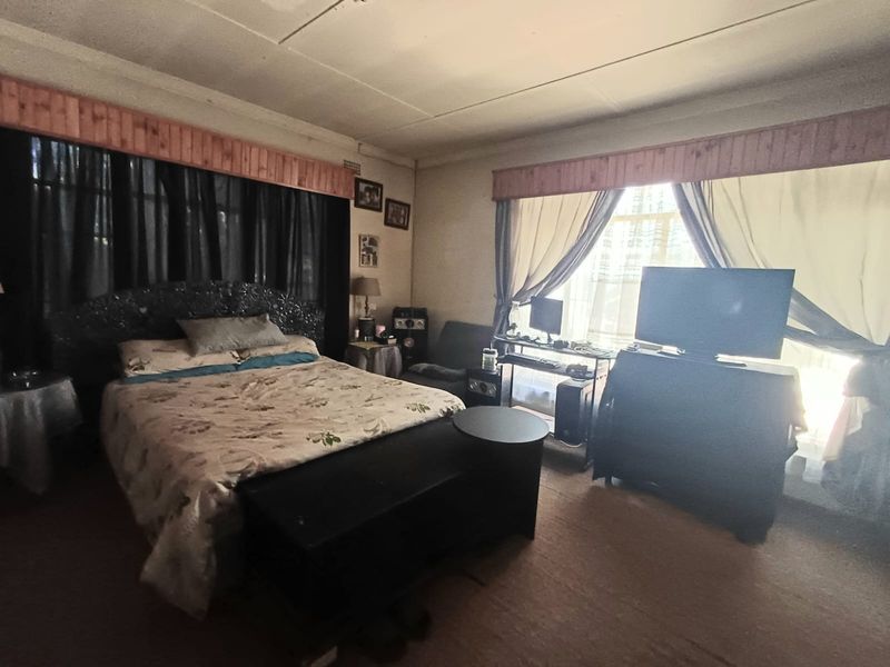 HOME UP FOR GRABS IN CW 1 - Photo 4