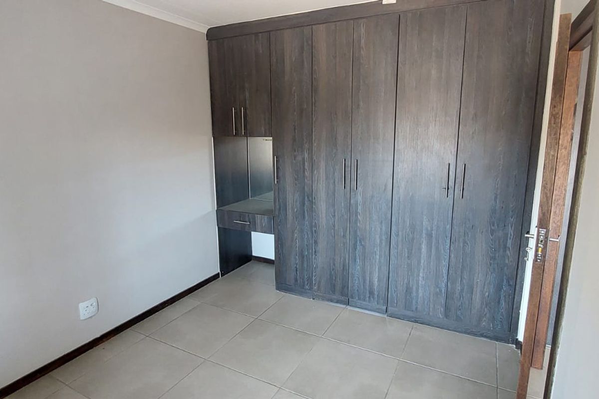 Charming 1-Bedroom Ground Floor Unit in Secure Complex – Kenleaf - Photo 4