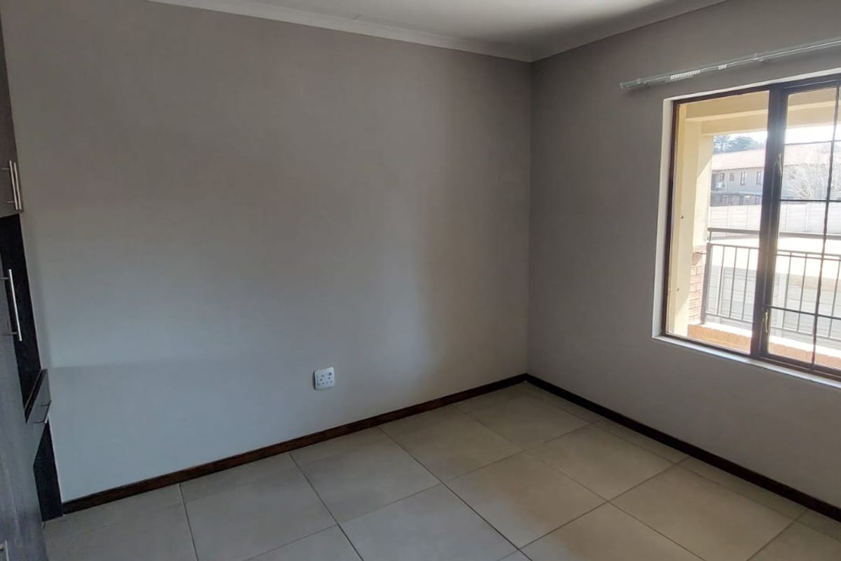 Charming 1-Bedroom Ground Floor Unit in Secure Complex – Kenleaf - Photo 3