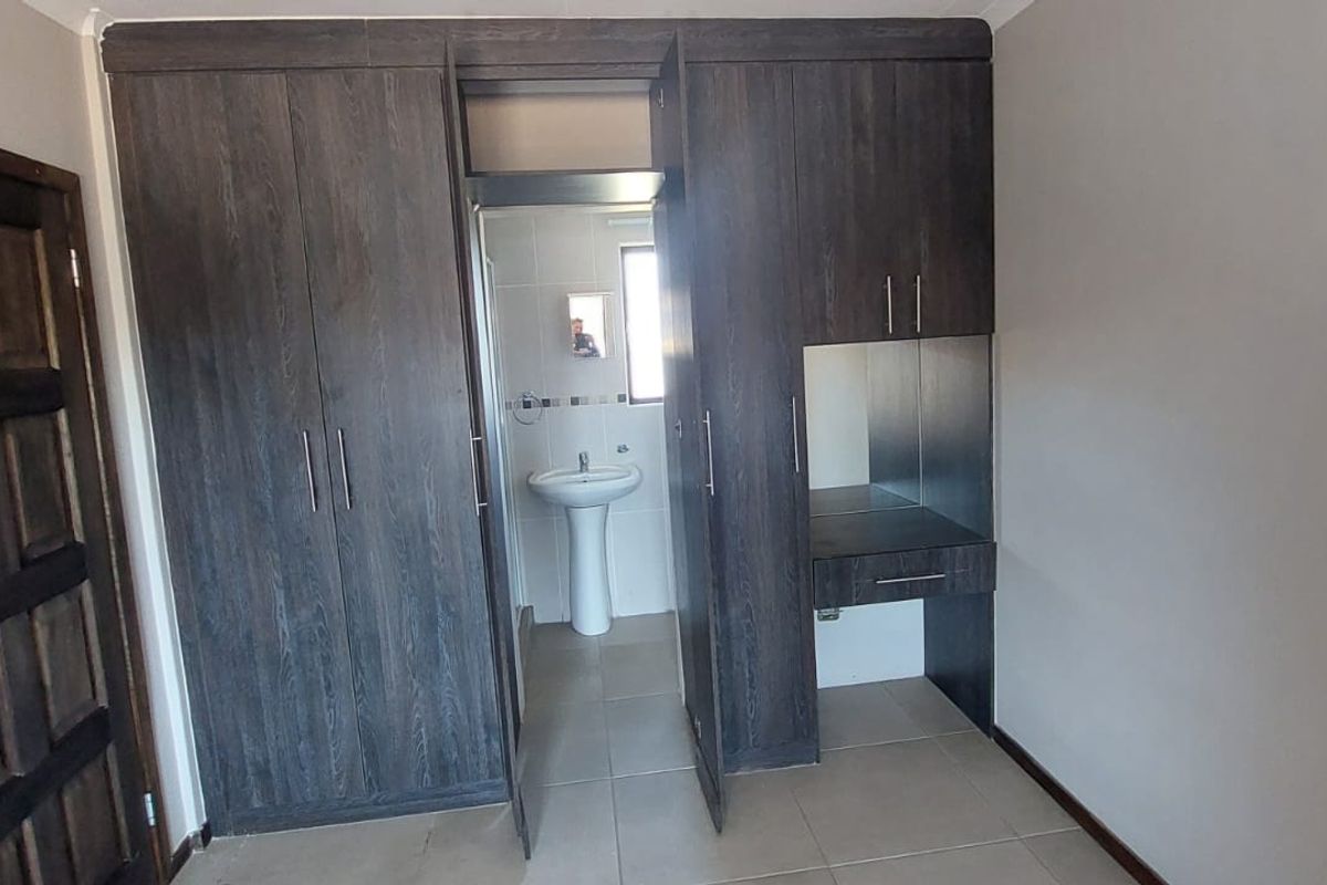 Charming 1-Bedroom Ground Floor Unit in Secure Complex – Kenleaf - Photo 2