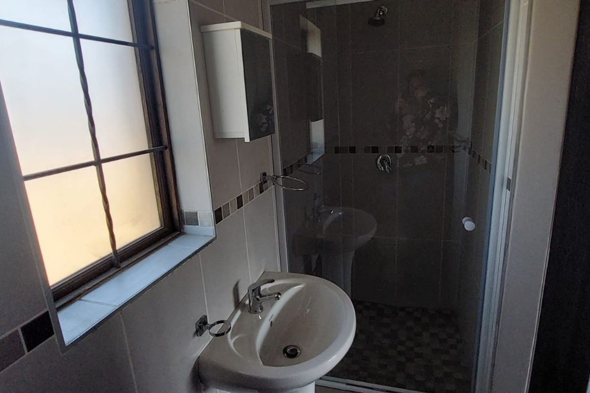 Charming 1-Bedroom Ground Floor Unit in Secure Complex – Kenleaf - Photo 5