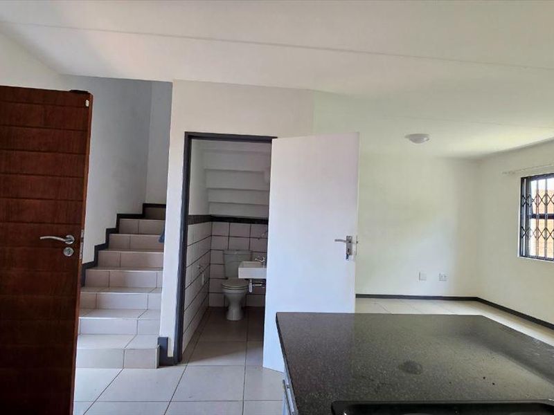 Charming Duplex Townhouse in Complex with Private Garden – Pet Friendly - Photo 6