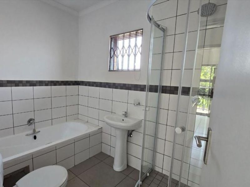 Charming Duplex Townhouse in Complex with Private Garden – Pet Friendly - Photo 7