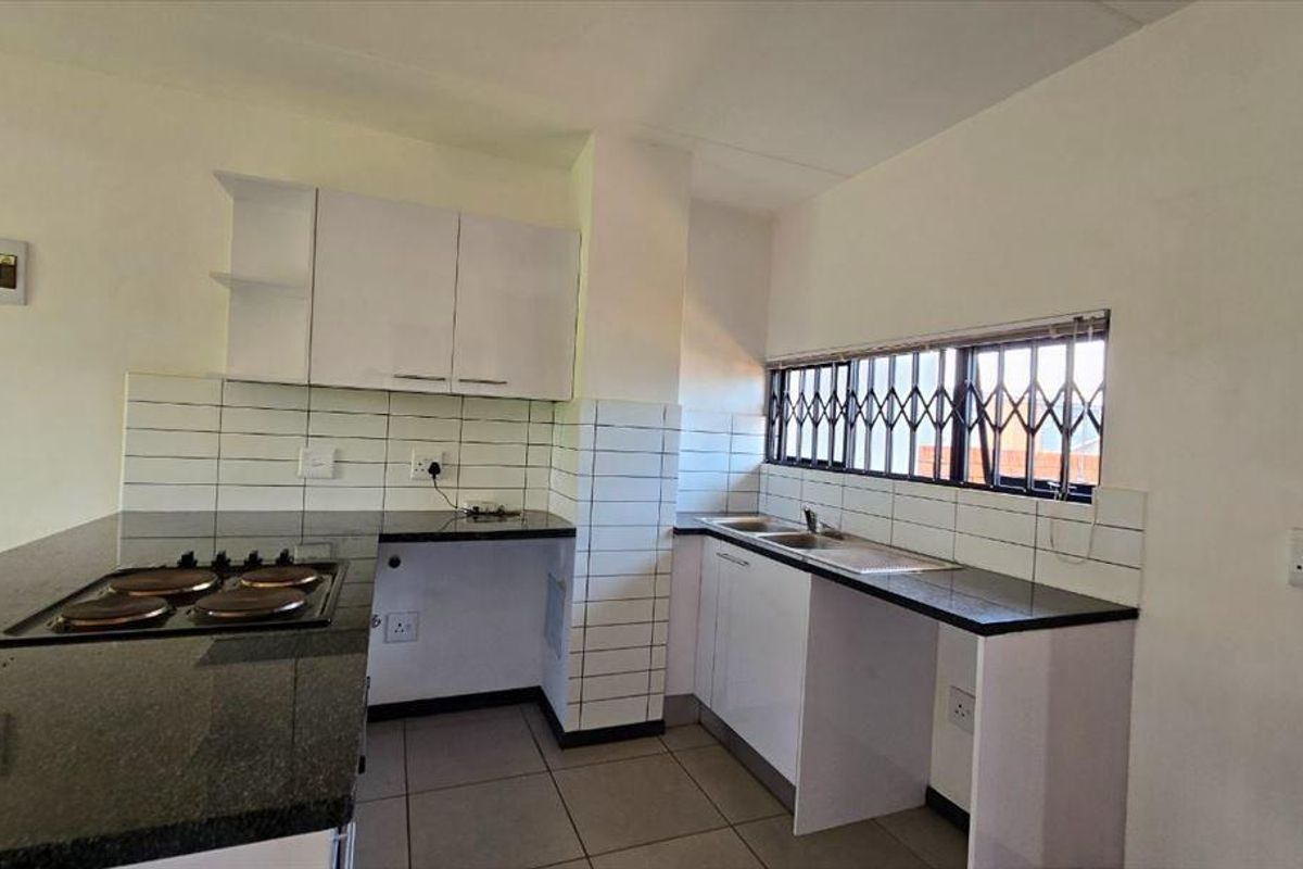 Charming Duplex Townhouse in Complex with Private Garden – Pet Friendly - Photo 5