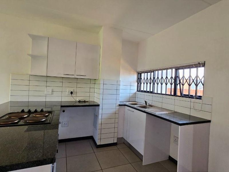 Charming Duplex Townhouse in Complex with Private Garden – Pet Friendly - Photo 5