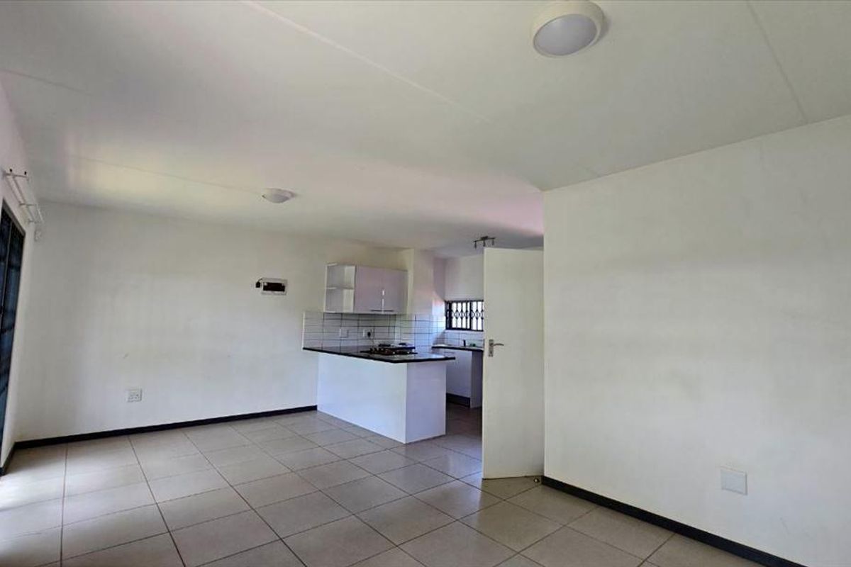 Charming Duplex Townhouse in Complex with Private Garden – Pet Friendly - Photo 3