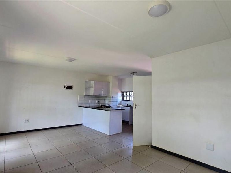 Charming Duplex Townhouse in Complex with Private Garden – Pet Friendly - Photo 3