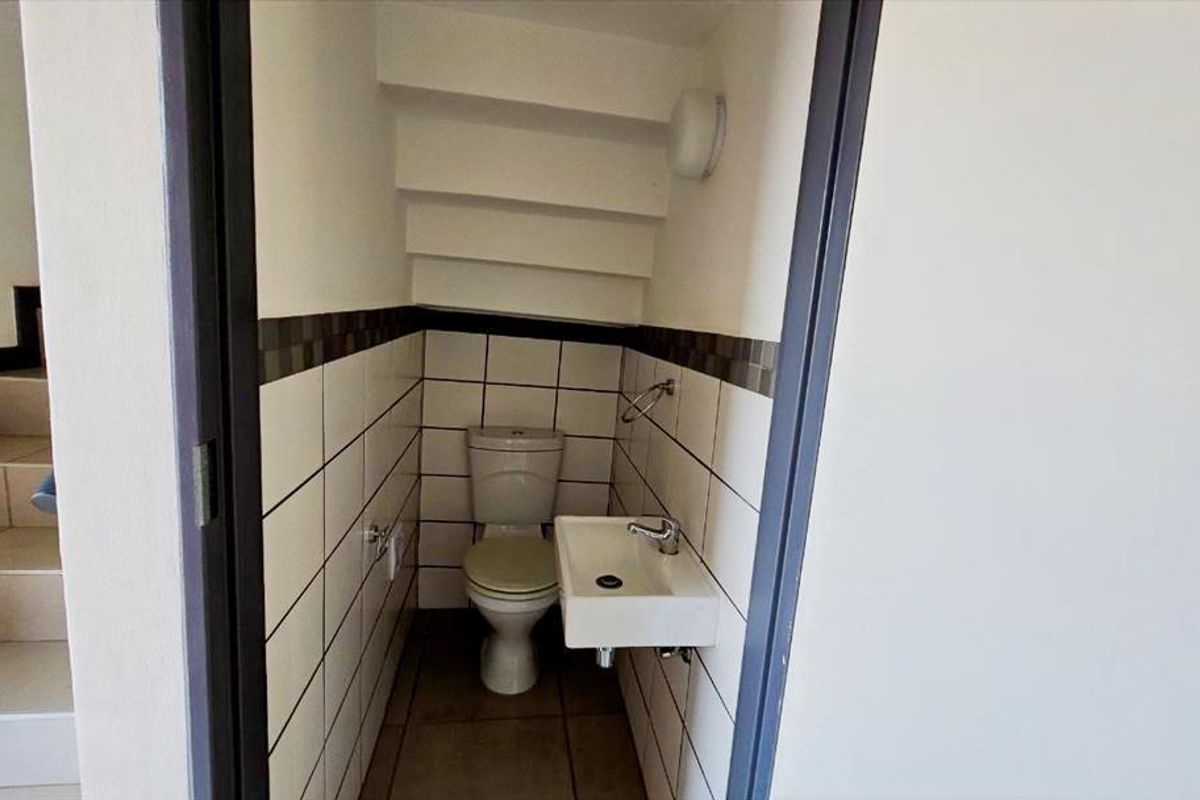 Charming Duplex Townhouse in Complex with Private Garden – Pet Friendly - Photo 4