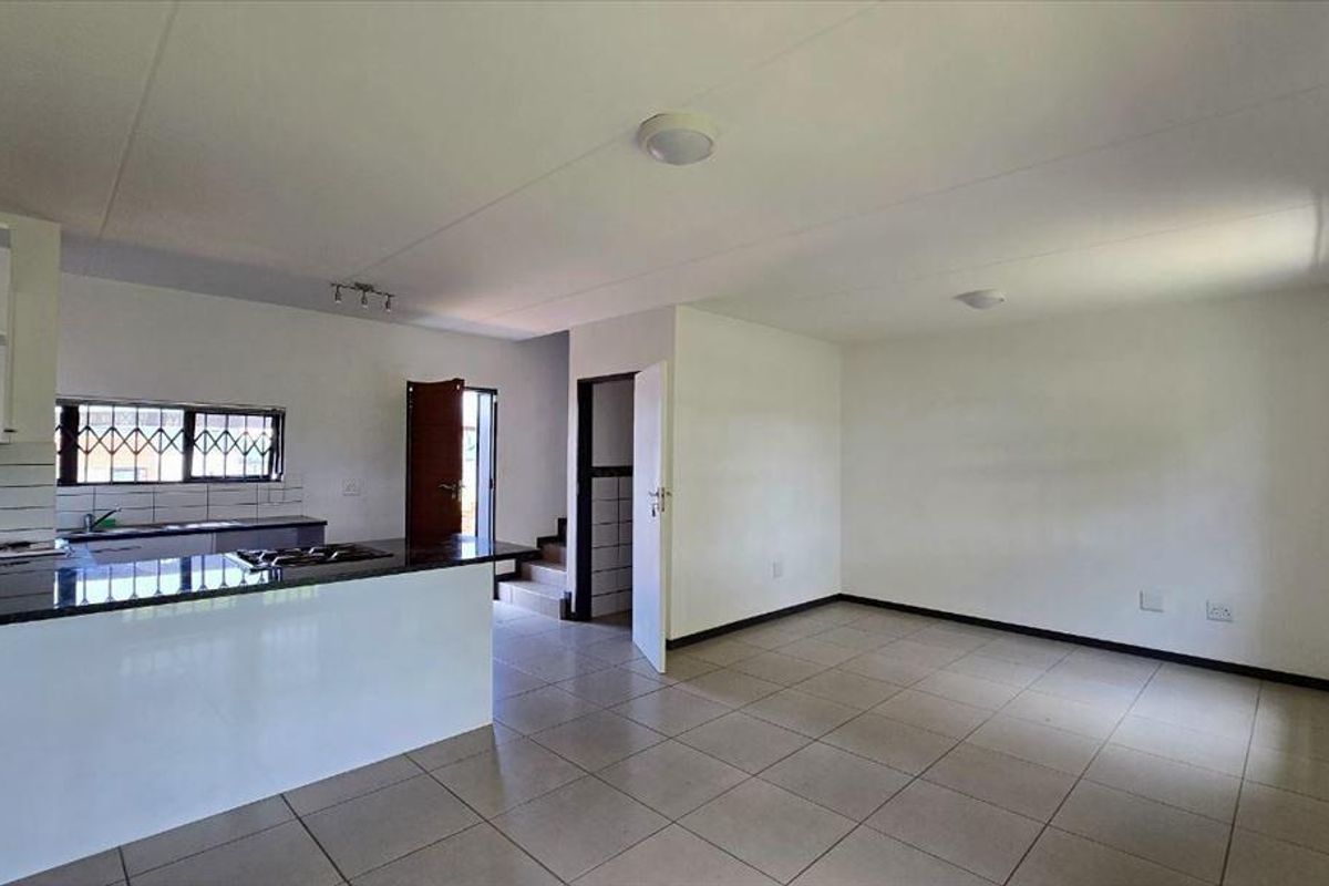 Charming Duplex Townhouse in Complex with Private Garden – Pet Friendly - Photo 2