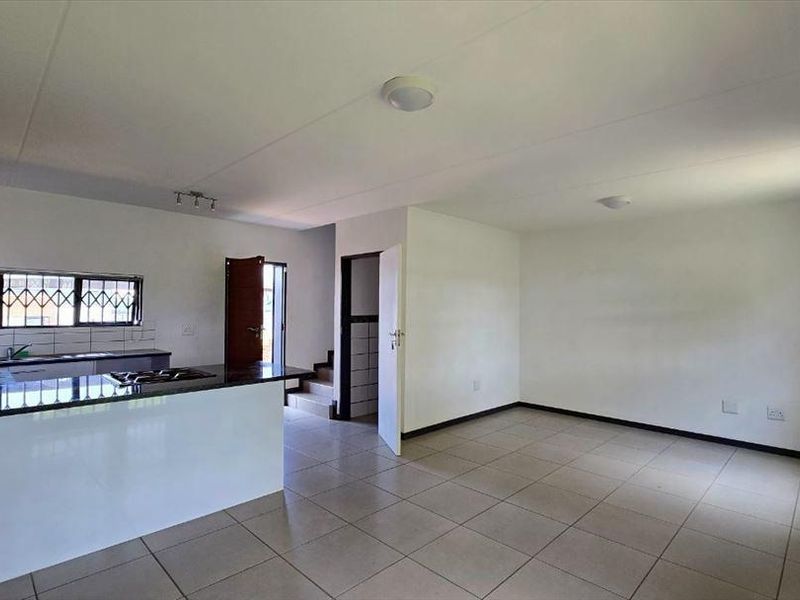 Charming Duplex Townhouse in Complex with Private Garden – Pet Friendly - Photo 2