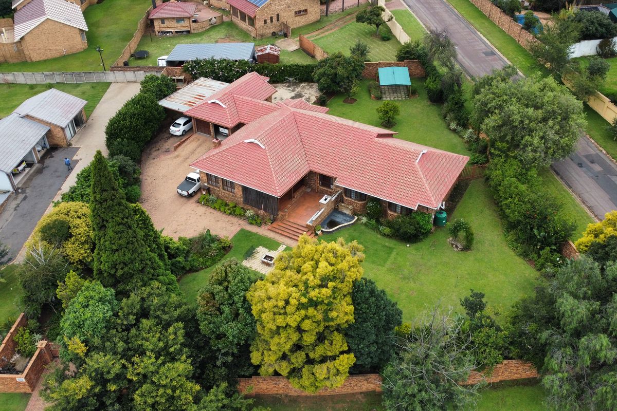 Discover the perfect blend of space, comfort, and entertainment in this beautifully maintained famil - Photo 2