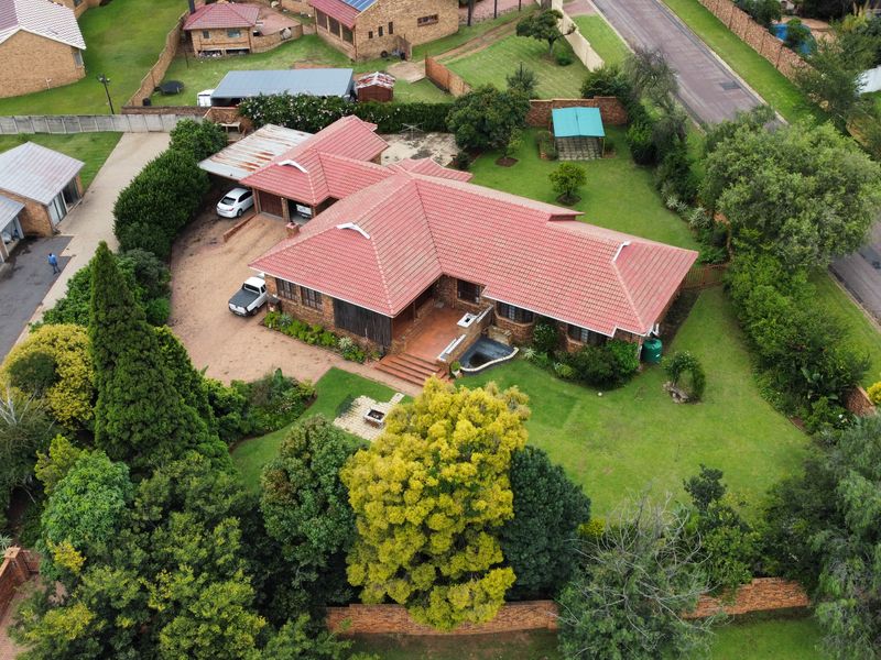 Discover the perfect blend of space, comfort, and entertainment in this beautifully maintained famil - Photo 2